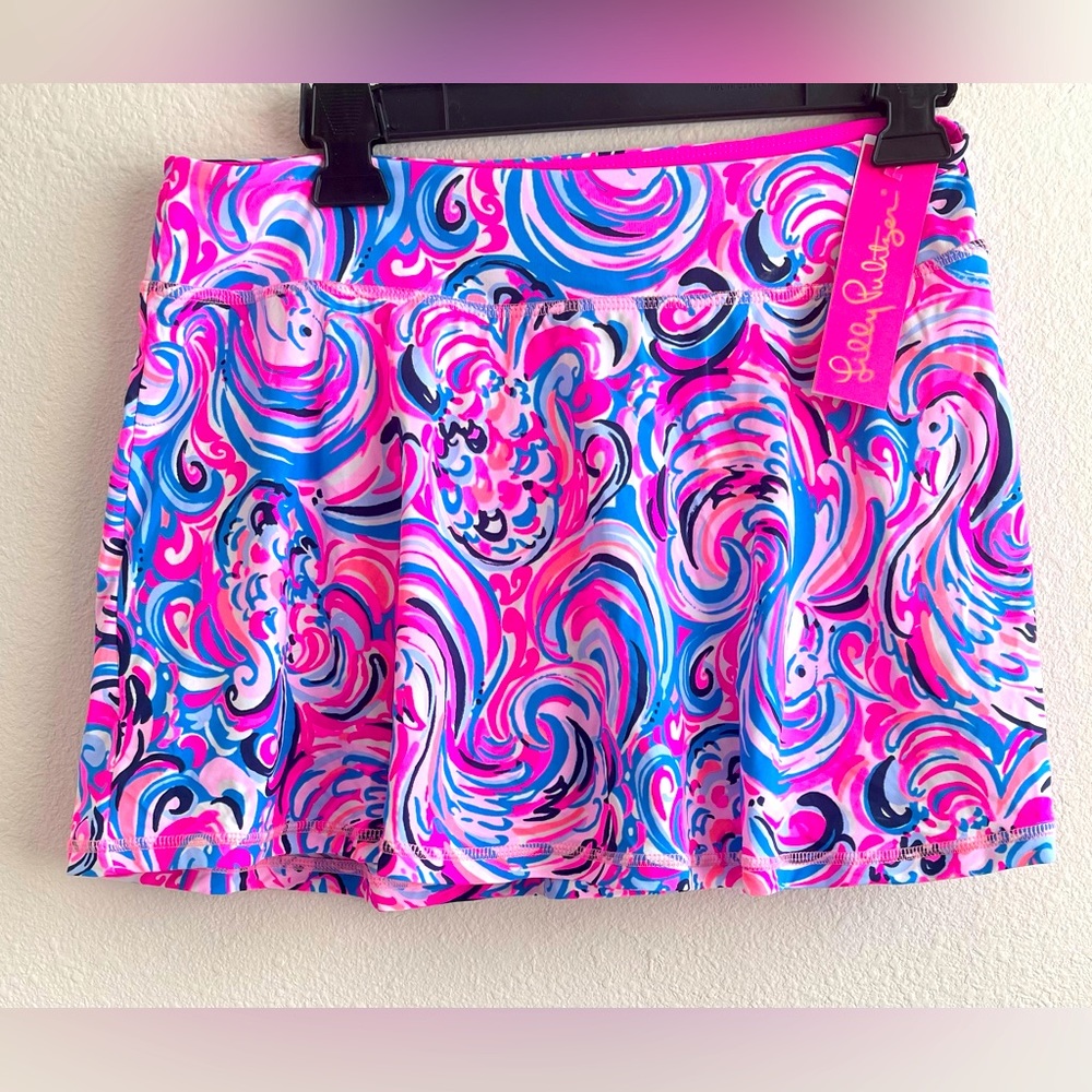 This is a Brand New and Never Worn Lilly Pulitzer Skort. Size M, 13” long.